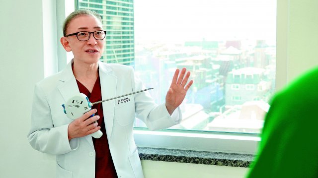 윤철용 칸비뇨의학과 대표원장은 “전립샘비대증 치료는 성급하게 생각할 문제가 아니다. 정확한 진단과 치료를 위해서는 시술하는 사람의 약력과 임상 경험을 확인 후 진행하는 것이 중요하다”라고 조언했다. 칸비뇨의학과 제공