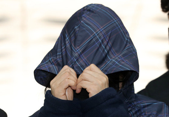 서울 강남구 납치·살인 사건 주범 이경우(35·구속)씨의 배후로 지목돼 강도살인교사 혐의로 체포된 부부 중 부인 황모씨가 10일 오후 서초구 서울중앙지방법원에서 열린 구속 전 피의자심문(영장실질심사)에 출석하고 있다. 2023.4.10. 뉴스1