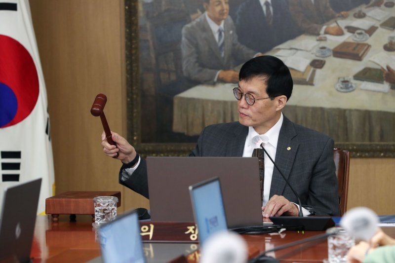 이창용 한국은행 총재가 11일 서울 중구 한국은행에서 열린 금융통화위원회에서 의사봉을 두드리고 있다. 2023.4.11. 사진공동취재단