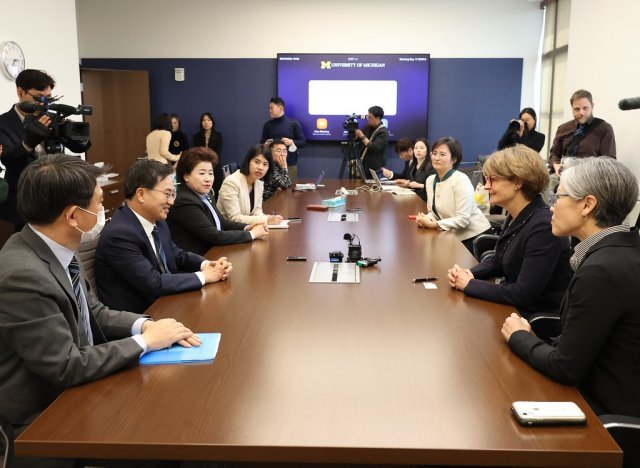 김동연 경기도지사가 10일 오후 미시간대와 청년사다리 MOU 체결한 뒤 로리 맥컬리(Laurie McCauley) 미시간대 부총장 등 학교 관계자와 얘기를 나누고  있다. 경기도 제공