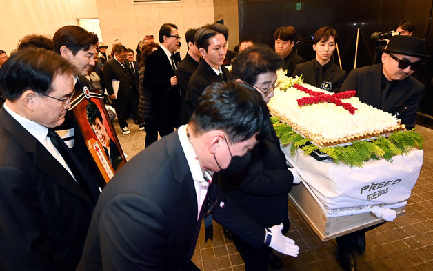 11일 오전 서울 동작구 중앙대학교병원 장례식장에서 엄수된 고(故) 현미의 발인식에서 고인이 운구차로 향하고 있다. 사진공동취재단. 2023.4.11