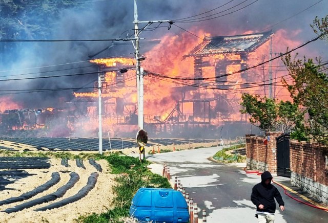 11일 오전 8시 22분쯤 강원 강릉 난곡동의 한 야산에서 발생한 산불이 민가로 확산, 한 주택이 불에 휩싸여 있다. 소방당국은 소방 대응 3단계를 발령하고 최고수위의 진화 작업을 펼치고 있다. 2023.4.11/뉴스1