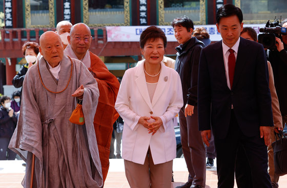 박근혜 전 대통령이 11일 오전 대구 동구 팔공총림 동화사를 방문해 통일약사대불로 향하고 있다. 2023.4.11. 뉴스1