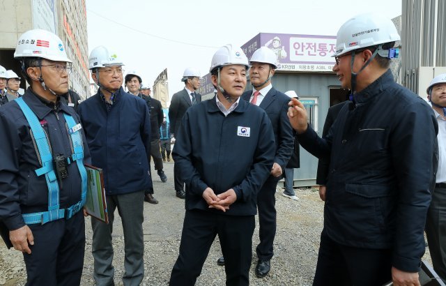 원희룡 국토교통부 장관이 29일 오후 경기도 의왕시 초평동 LH 신혼희망타운 건설현장을 방문해 관계자들과 대화를 나누고 있다. 뉴스1