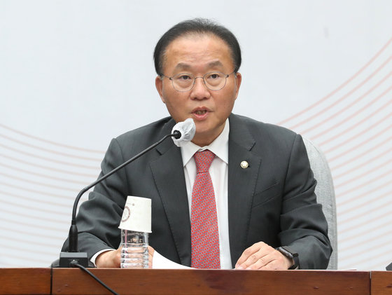 윤재옥 국민의힘 원내대표가 11일 오전 서울 여의도 국회에서 열린 원내대책회의에서 모두 발언을 하고 있다. 2023.4.11. 뉴스1