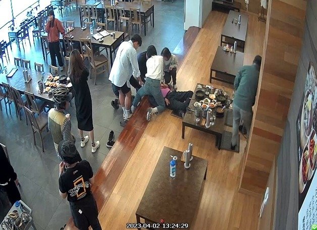 4월 2일 경북 구미의 한 식당에서 쓰러진 남성에게 경찰관이 심폐소생술을 실시하고 있다.(경찰청 제공)