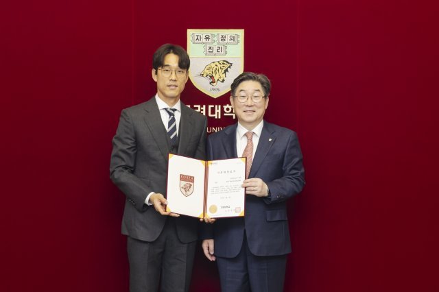 10일 오후 서울 성북구 고려대에서 열린 발전기금 기부식에서 축구 선수 박주영(왼쪽)과 김동원 고려대 총장(오른쪽)이 기념 촬영을 하고 있다. 고려대 제공.