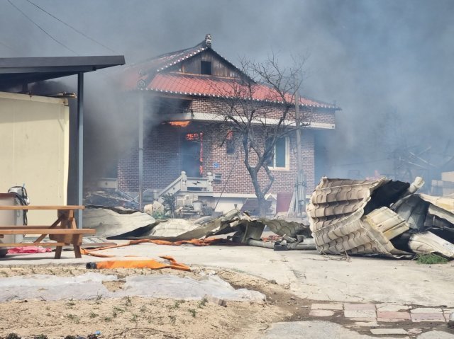 11일 강원 강릉 난곡동의 한 야산에서 발생한 산불이 민가로 확산, 한 주택이 불길에 휩싸였다.뉴스1