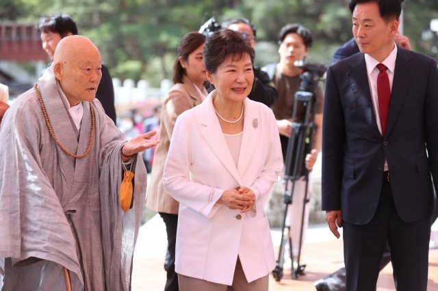 박근혜 전 대통령이 11일 오전 대구 동구 팔공총림 동화사를 찾아 통일대불로 향하고 있다. 2023.4.11. 뉴스1