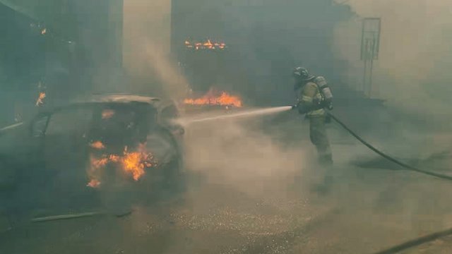 11일 강원도 강릉시 난곡동 한 야산에서 산불이 발생, 출동한 소방대원들이 산불이 옮겨 붙은 차량의 화재를 진압하고 있다. (소방청 제공)