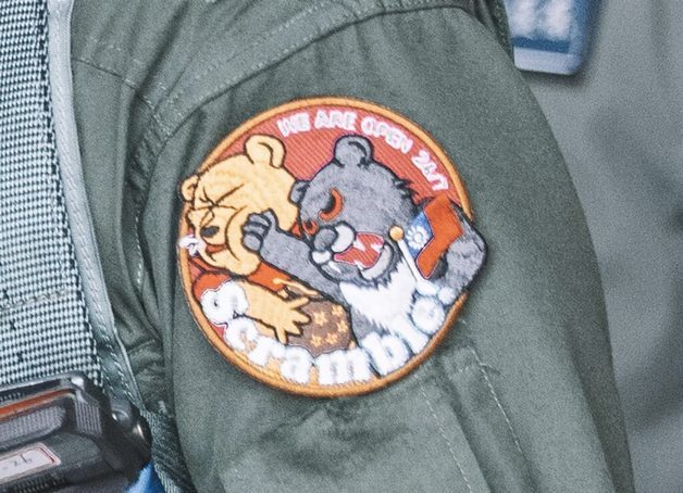 시진핑 중국 국가주석이 얻어맞는 모습을 풍자한 견장. (트위터 갈무리)