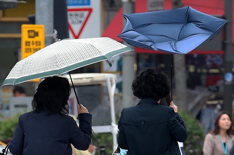 서울 지역에 강풍주의보가 내려진 11일 오후 서울 동작구 거리에서 한 시민이 쓴 우산이 뒤집히고 있다. 서울=뉴시스