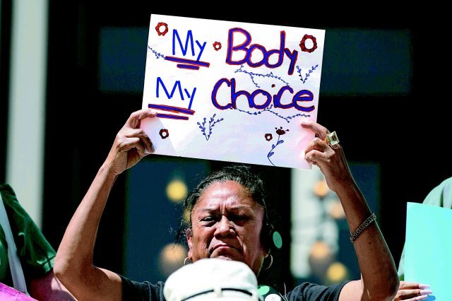 미 플로리다주 탤러해시에서는 지난달 29일 상원에서 낙태금지법 표결이 이뤄지는 동안 낙태권 허용에 찬성하는 시민들이 의사당 계단에 모여 “나의 몸, 나의 선택”이라고 쓰인 팻말을 들었다. 탤러해시=AP 뉴시스