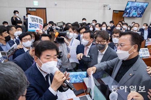 지난해 4월 국회 법제사법위원회 안건조정위원회에서 당시 더불어민주당 소속으로 안건조정위원장을 맡았던 김진표 국회의장(마이크 든 사람)이 국민의힘 의원들의 거센 반발 속에 ‘검수완박(검찰 수사권 완적 박탈)’ 법안을 처리하고 있다. 동아일보DB