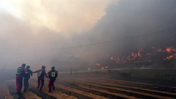 11일 강원도 강릉시 난곡동 한 야산에서 산불이 발생, 산림청 공중진화대원들이 주민들을 대피시키고 있다. 산림청 제공