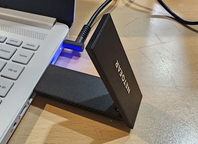 노트북에 나이트호크 A8000을 설치한 모습 (출처=IT동아)