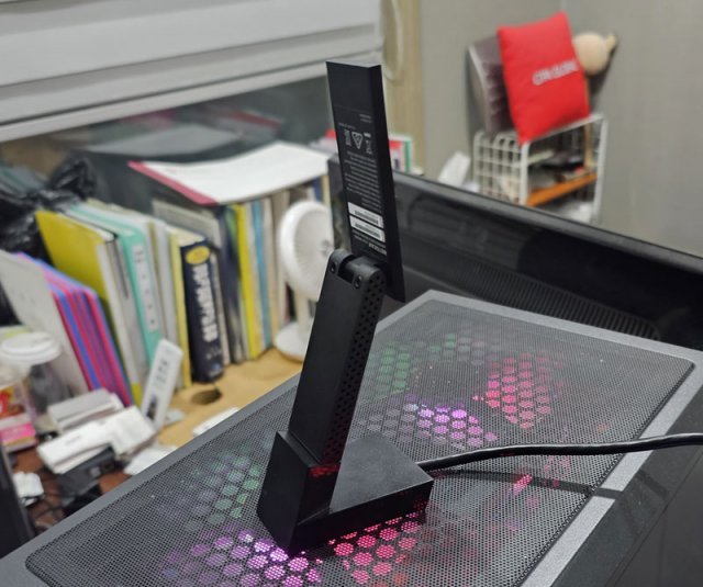 크래들은 데스크톱에 설치할 때 특히 유용하다 (출처=IT동아)