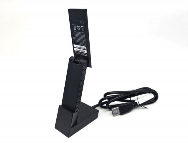 동봉된 크래들을 이용해 좀 더 자유로운 배치가 가능 (출처=IT동아)