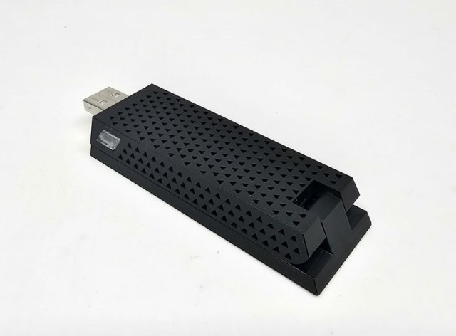 본체 곳곳에 발열 해소를 위한 통풍구를 마련했다 (출처=IT동아)