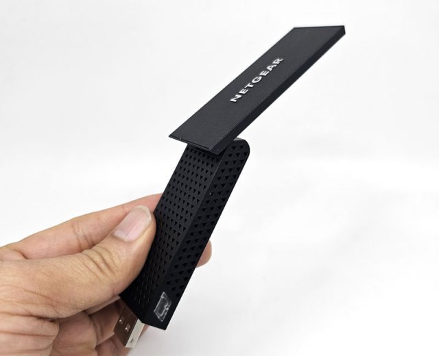 안테나를 펼치면 좀 더 높은 수신 감도를 기대할 수 있다 (출처=IT동아)