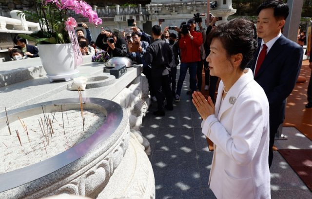 통일약사대불서 합장 11일 오전 대구 동구 동화사를 방문한 박근혜 전 대통령이 통일약사대불 앞에서 합장하고 있다. 대구=뉴시스