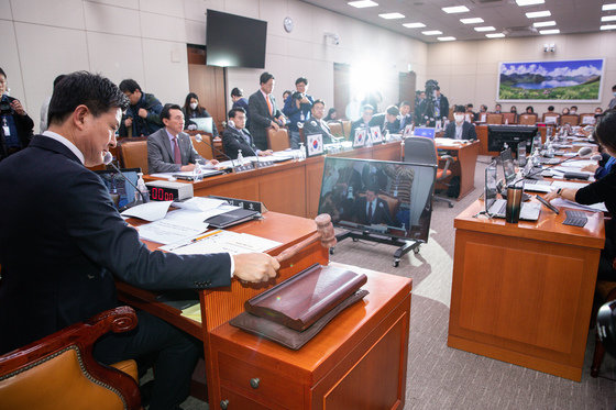 김태호 국회 외교통일위원장이 21일 서울 여의도 국회에서 열린 제404회 국회(임시회) 외교통일위원회 제2차 전체회의에서 의사봉을 두드리고 있다. 2023.3.21/뉴스1