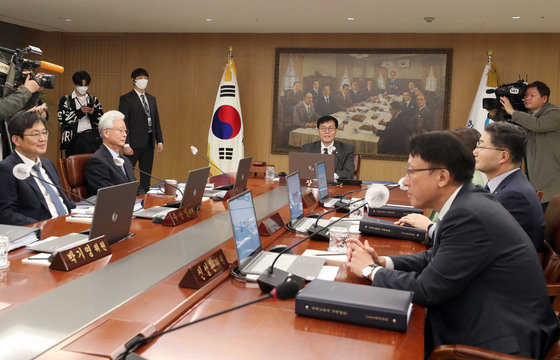 이창용 한국은행 총재가 11일 서울 중구 한국은행에서 열린 금융통화위원회를 주재하고 있다. 2023.4.11. 사진공동취재단