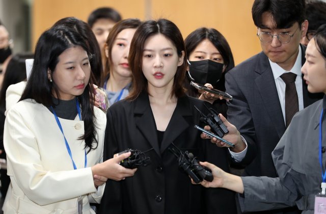 만취 상태로 음주운전을 하다가 사고를 낸 혐의로 재판에 넘겨진 배우 김새론이 지난 5일 오전 서울 서초구 서울중앙지법에서 열린 도로교통법 위반(음주운전) 등 혐의 선고 공판을 마치고 나서며 취재진 질문에 답하고 있다. 이날 김새론은 벌금 2000만 원을 선고 받았다. 뉴스1