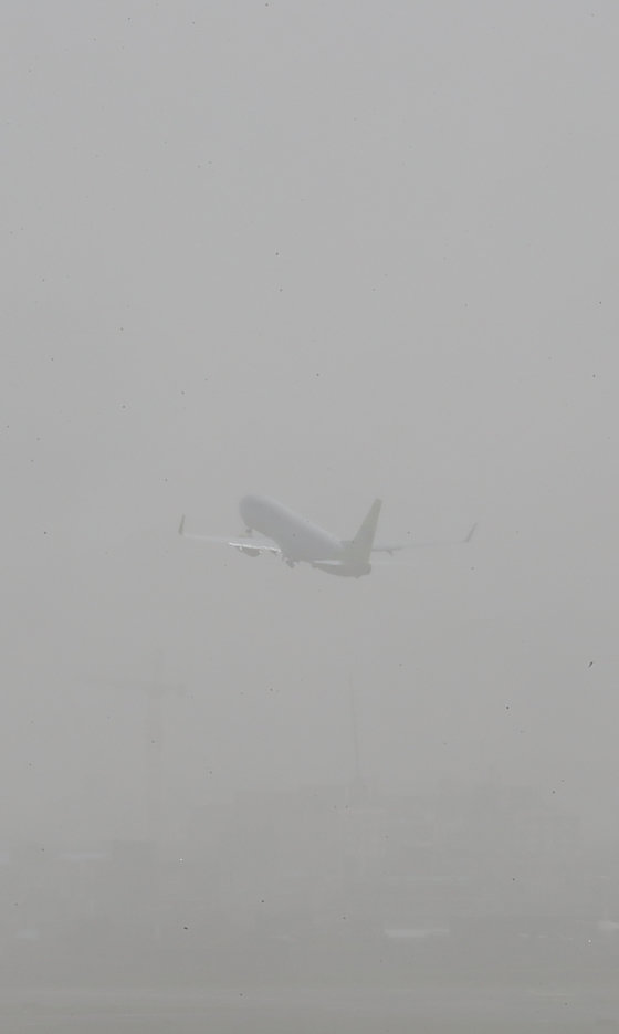 제주에 미세먼지 주의보가 발령된 12일 오전 제주시 도두봉에서 바라본 제주국제공항에서 항공기가 이륙하고 있다. 2023.4.12. 뉴스1