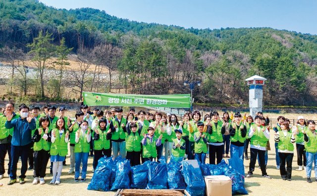 전남 광양의 신자들이 ‘새 언약 유월절’을 맞아 서천 일대를 정화하며 이웃들의 건강한 삶을 응원했다. 하나님의 교회 제공