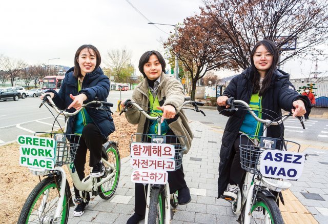 하나님의 교회 직장인청년봉사단 ASEZ WAO가 ‘Green Workplace(직장 내 친환경 활동)’ 프로젝트의 일환으로 환경보호 챌린지를 전개 중이다. 사진은 ‘자전거 타기 챌린지’에 참여한 회원들. 하나님의 교회 제공