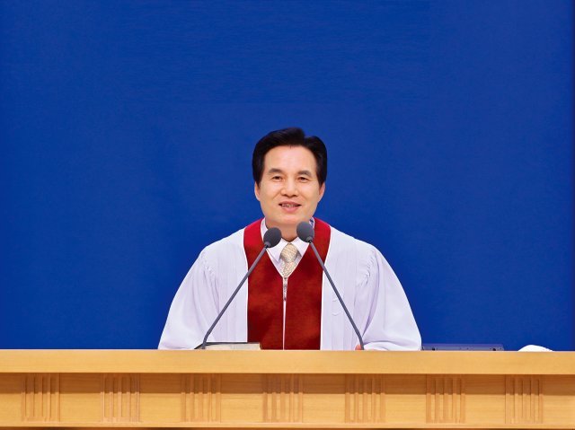 유월절 대성회 기념예배를 집전하는 하나님의 교회 총회장 김주철 목사.