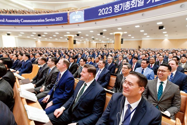 2023년 ‘새 언약 유월절’을 앞두고 한국을 방문한 세계 각국 하나님의 교회 목회자들이 새예루살렘 판교성전에서 예배에 참석하고 있다. 하나님의 교회 제공