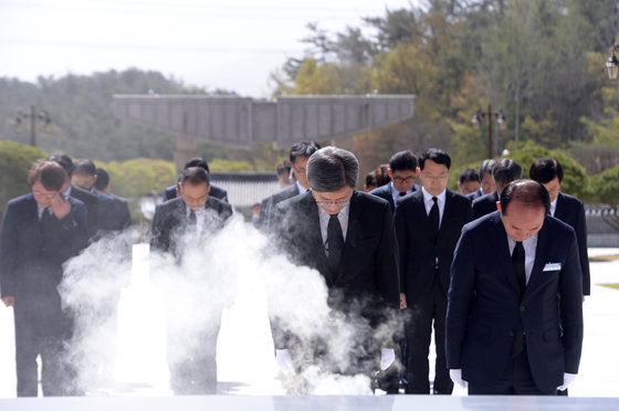 김명수 대법원장이 12일 오전 광주 북구 운정동 국립5·18민주묘지를 찾아 오월 영령의 넋을 기리고 있다. 2023.4.12/뉴스1