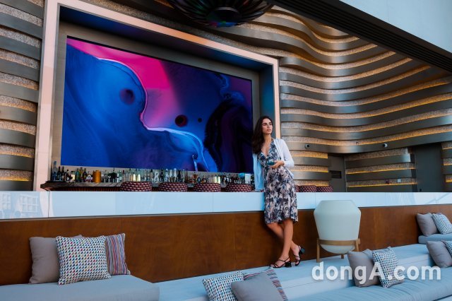 삼성전자 모델이 아랍에미리트 두바이에 위치한 초호화 호텔&리조트 '아틀란티스 더 로열' 야외 수영장에 설치된 스마트 아웃도어 LED 사이니지를 선보이고 있다. 삼성전자 제공