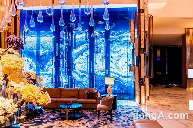 아랍에미리트 두바이에 위치한 초호화 호텔&리조트 '아틀란티스 더 로열' 로비에 설치된 스마트 LED 사이니지. 삼성전자 제공