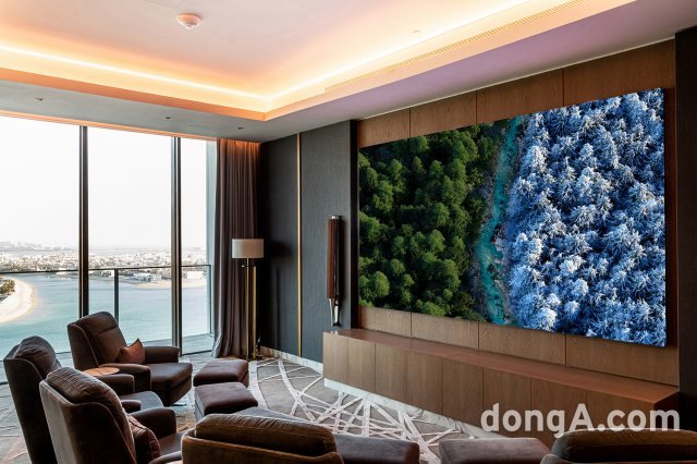 아랍에미리트 두바이에 위치한 초호화 호텔&리조트 '아틀란티스 더 로열' 최상위 객실 로열 맨션에 설치된 '더 월'. 삼성전자 제공