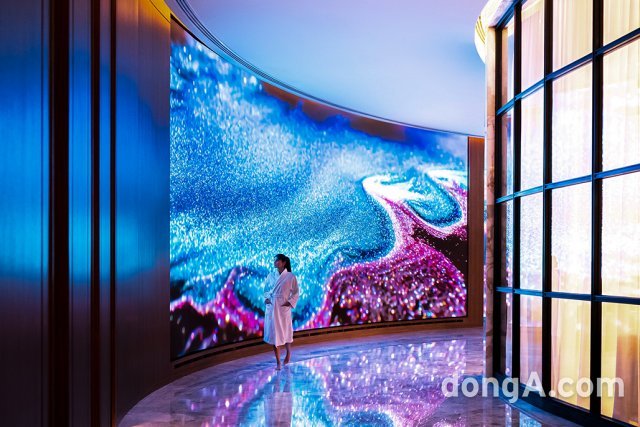 삼성전자 모델이 아랍에미리트 두바이에 위치한 초호화 호텔&리조트 \'아틀란티스 더 로열\' 스파에 설치된 스마트 LED 사이니지를 선보이고 있다. 삼성전자 제공
