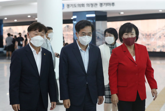 경기도의회 더불어민주당이 ‘천원의 아침밥’ 사업을 일하는 청년과 고3 학생들까지 확대해야 한다는 입장을 밝혔다. 사진은 2022년 8월4일 경기도청 1층 로비에서 김동연 경기도지사(가운데)와 민주당 남종섭(왼쪽), 국민의힘 곽미숙(오른쪽) 대표의원이 만남을 갖는 모습. 2022.8.4/뉴스1