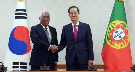 한덕수 국무총리(오른쪽)가 12일 오전 서울 종로구 세종대로 정부서울청사에서 열린 한·포르투갈 총리 회담에서 안토니우 코스타 포르투갈 총리와 악수를 하고 있다. 공동취재