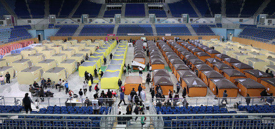 강릉시 난곡동 야산에 화재가 발생한 11일 오후 강릉아이스아레나에 마련된 이재민 대피소에서 이재민들이 밤을 보내고 있다. 2023.4.11. 뉴스1