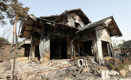 12일 오전 강원도 강릉시 경포로 경포호 인근 펜션이 전날 발생한 강릉 산불 화재로 전소돼있다. 지난 11일 오전 8시22분쯤 강릉 난곡동 일원에서 산불이 발생했다. 강풍에 산불이 번지자 소방당국은 소방대응 3단계를 발령하고 최고 수위 대응에 나서 8시간만에 진화했다. 이번 산불로 ‘축구장 530개 면적’ 산림을 태우고 주택, 펜션 등 총 100곳이 넘는 시설물이 소실되거나 부분 소실됐으며 1명이 사망했다. 2023.4.12. 뉴스1