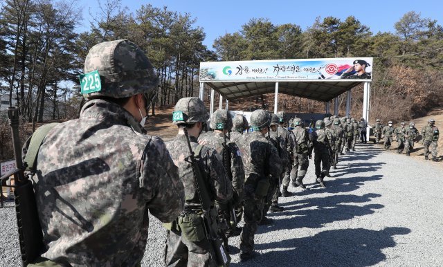 4년 만에 다시 모인 예비군 지난달 2일 오전 경북 경산시 예비군훈련장에서 예비군들이 사격훈련을 위해 교육장으로 이동하고 있다. 육군 50사단은 코로나19 확산 여파로 축소 또는 중지됐던 예비군훈련을 이날 4년 만에 정상화했다. 뉴스1