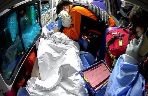 12일 오전 울산시 울주소방서 소속 구급대원들이 산모의 출산을 돕고 있다. 2023.04.12. (사진=울산소방본부 제공). 뉴시스