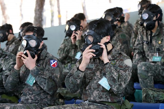지난달 2일 오전 경북 경산시 예비군훈련장에서 예비군들이 화생방 훈련을 하고 있다. 뉴스1