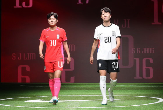 처음 선보인 여성 전용 축구 유니폼 “훨씬 여유롭고 편안해”｜동아일보