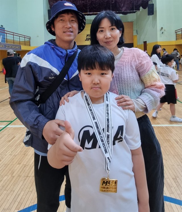 이달 초 서울 은평구 은평구민회관에서 김 교사와 남편(왼쪽), 아들 도훈 군(아래)이 줄넘기 대회 메달을 받고 기념 촬영을 하고 있다. 김윤정 씨 제공