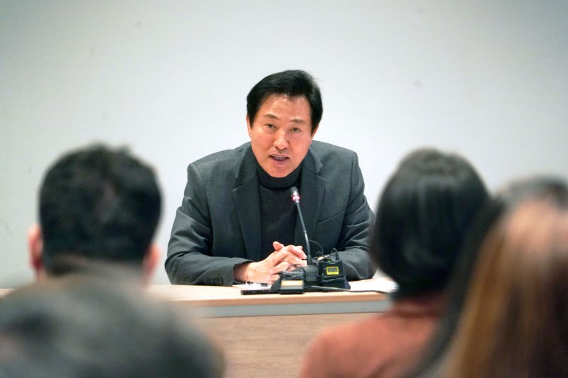 오세훈 서울시장이 20일(현지 시간) 덴마크 코펜하겐에서 기자들의 질문에 답하고 있다. 서울시 제공