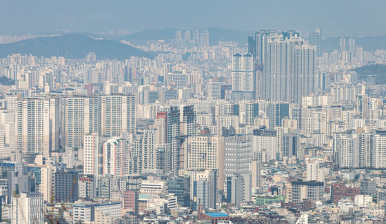 사진은 이날 오후 서울 남산에서 바라본 아파트 단지의 모습. 2023.4.3/뉴스1