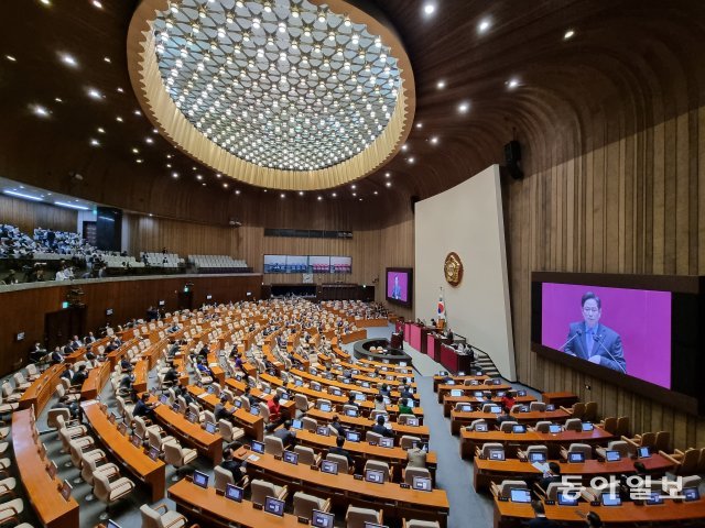 12일 서울 여의도 국회 본회의장에서 전원위원회가 열리고 있다. 김재명 기자 base@donga.com